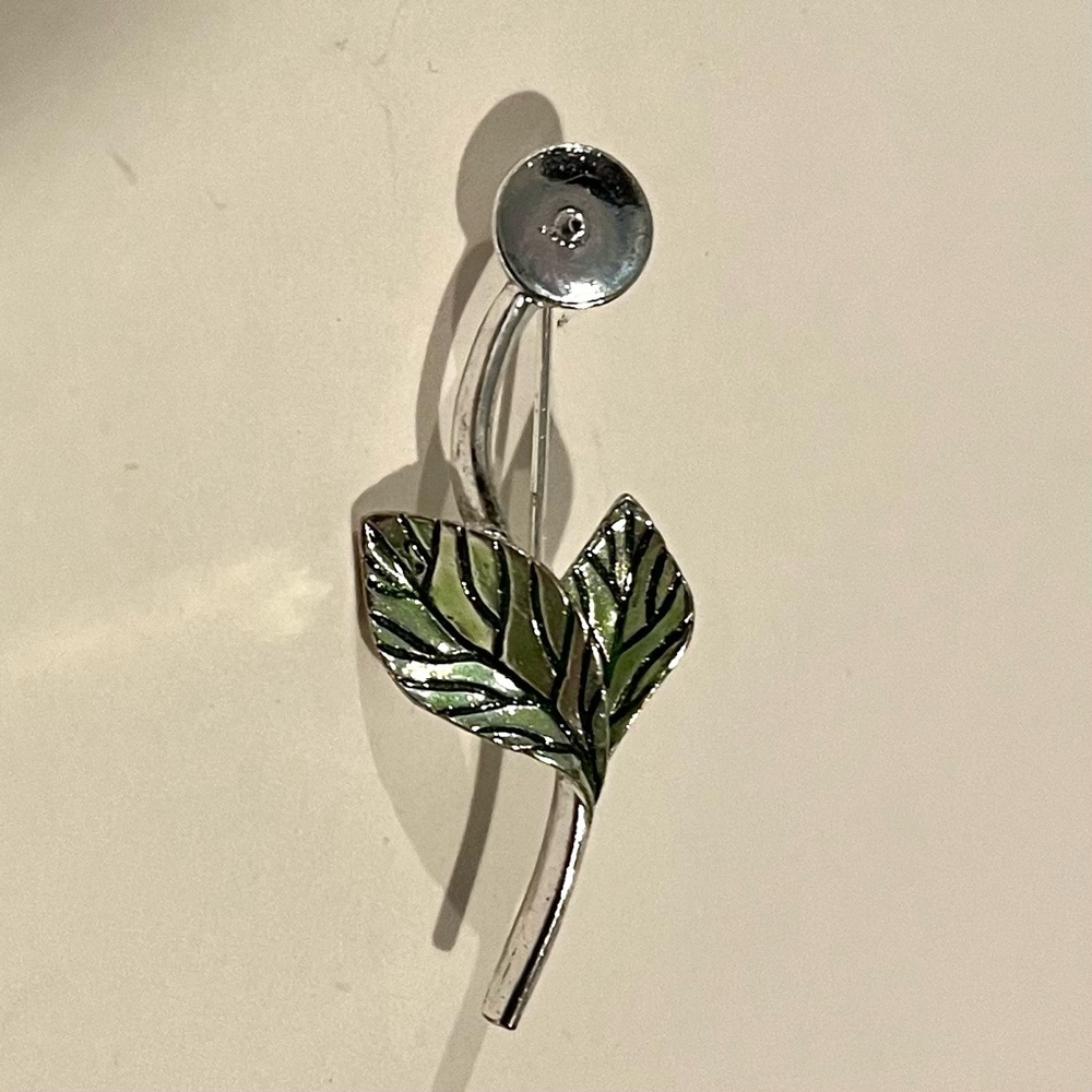 Pre-Owned Vintage Avon Women’s Flower Pin / Brooch w/ Green Enamel Leaves
